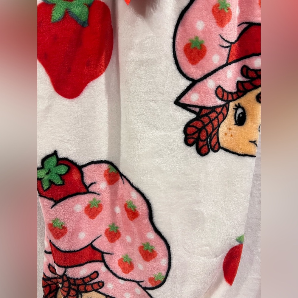 Strawberry Shortcake 60 in x 70 in throw! ๐๐ฐ - Picture 2 of 4